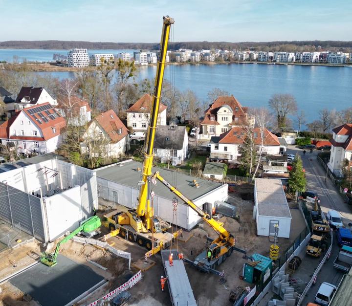 Zwei URBAN-Krane im Einsatz an einer Baustelle am Wasser